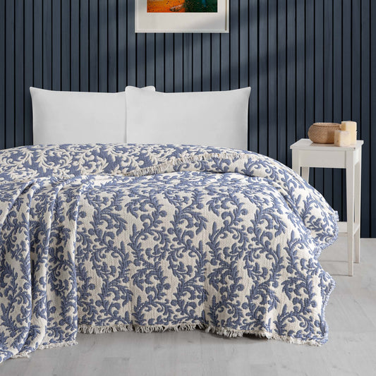 Şık jakarlı desenli çift kişilik pamuklu müslin yorgan, saçaklı ve mavi-beyaz tonlarında.