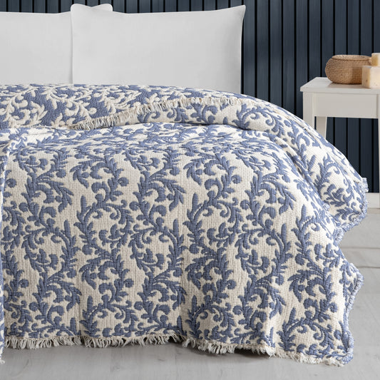 Şık jakarlı desenli çift kişilik pamuklu müslin yorgan, saçaklı ve mavi-beyaz tonlarında.